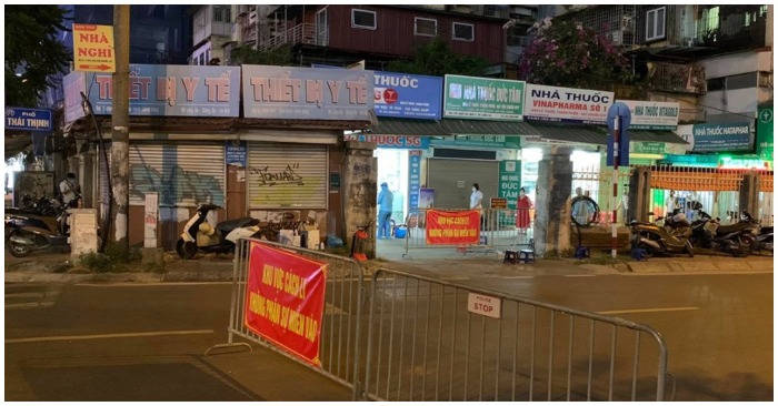 Tối ngày 19/7, khu vực hiệu thuốc Đức Tâm (số 95 Láng Hạ, quận Đống Đa, Hà Nội) đã tạm thời bị phong tỏa do liên quan ca nhiễm Covid-19 mới (ảnh chụp màn hình trên báo Lao Động).