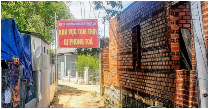 Phong tỏa tạm thời ngõ hẻm ra vào khu vực nhà bệnh nhân Covid-19, khu phố 4, thị trấn Phước Dân, huyện Ninh Phước, tỉnh Ninh Thuận (ảnh chụp màn hình trên báo Tuổi Trẻ).