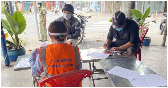 Lực lượng chức năng test nhanh Covid-19 tại huyện Hóc Môn (ảnh chụp màn hình trên báo Thanh Niên).