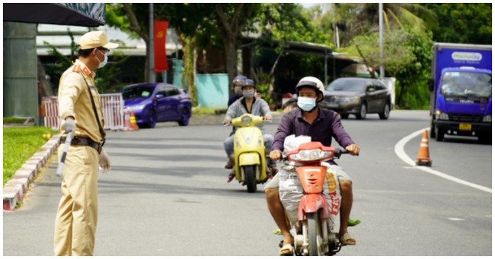 Người đi xe hai bánh từ Vũng Tàu sang Bà Rịa được hướng dẫn vào chốt kiểm soát y tế ở Bà Rịa sáng 18/7 (ảnh chụp màn hình trên báo Tuổi Trẻ).