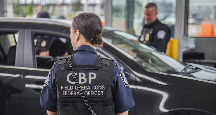 CBP của Mỹ thu giữ 29.000 sản phẩm hàng giả từ Trung Quốc trong tháng 7 năm 2021 (ảnh: Immigration Impact).