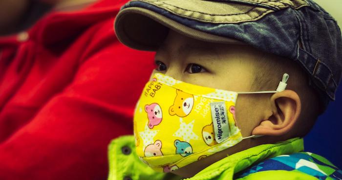 Một cậu bé bị đưa đi tiêm vắc xin Covid-19 mà cha cậu không hay biết (ảnh minh họa từ CHINASOURCE).
