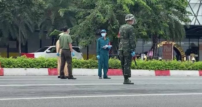 Thông qua ứng dụng cảnh báo, công an phát hiện nhiều trường hợp F0 đi trên đường (ảnh chụp màn hình video Tuổi Trẻ trên Youtube).