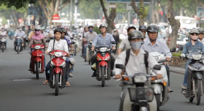 Chuyên gia cho biết kinh tế Việt Nam đã tụt từ hạng sao xuống dưới trung bình do ảnh hưởng từ Covid-19 (ảnh chụp màn hình video Youtube).
