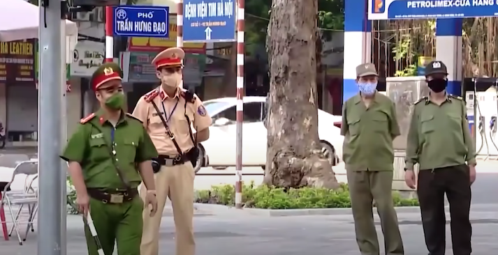 Các học giả cho rằng cần nới lỏng giãn cách vì kinh tế Việt Nam không đủ sức chịu đựng phong tỏa kéo dài (ảnh chụp màn hình video Youtube).