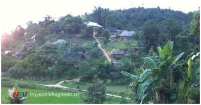 Đang ngủ cùng bố mẹ, bé 4 tuổi bị sét đánh tử vong