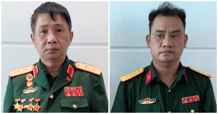 Hai đối tượng tại cơ quan công an (ảnh chụp màn hình trên báo Tuổi Trẻ).
