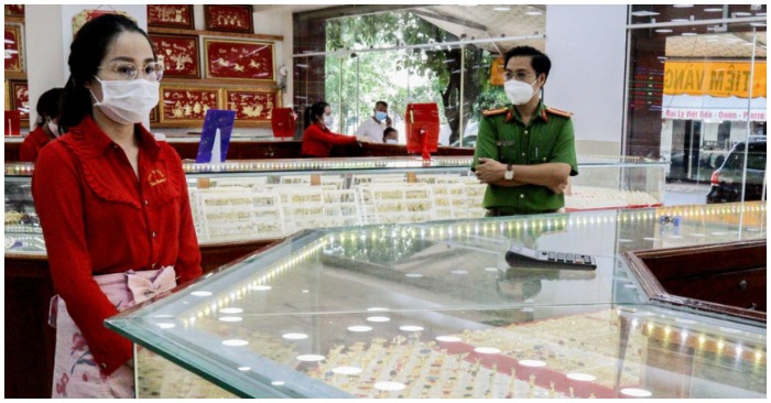 Quầy bán vàng, nơi Nhung quản lý sau khi bị phát hiện mất trộm (ảnh chụp màn hinh trên Zing).