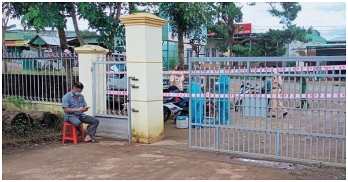 Cổng trụ sở Công an xã Quảng Sơn được phong tỏa (ảnh chụp màn hình trên báo Người Lao Động).