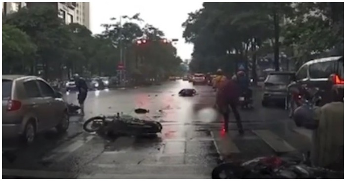 Một người bị thương nặng và 3 xe máy bị hư hỏng sau vụ tai nạn (ảnh cắt từ clip).