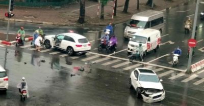 Video: Cố tình vượt đèn đỏ hai xe sang Mercedes GLC và Jaguar F-Pace tông nhau giữa ngã tư