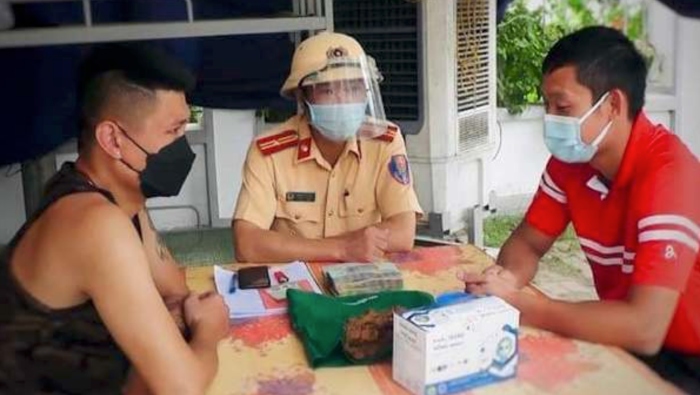 trả lại tiền 4