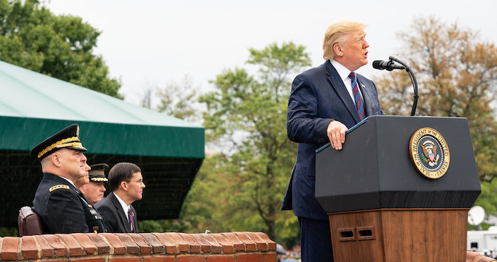 Tướng Mark Milley (bên trái) từng lo ngại Tổng thống Donald Trump có thể sẽ ném bom hạt nhân vào Trung Quốc (ảnh: Quân đội Mỹ).
