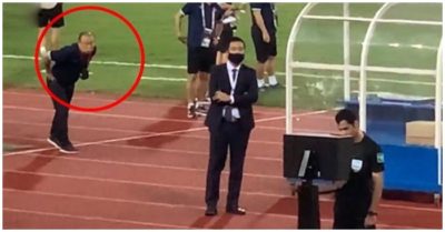 Video khoảnh khắc đáng yêu: HLV Park Hang-seo rướn người ‘xem trộm’ VAR