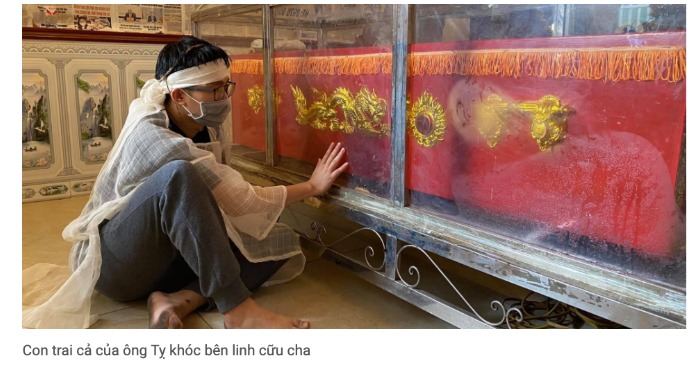 con trai bên linh cữu cha
