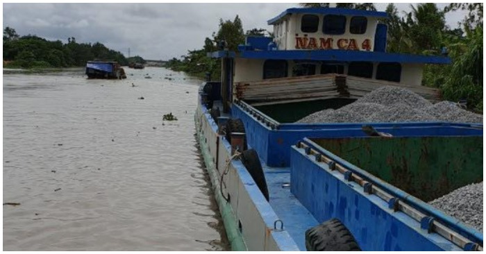 Sau vụ va chạm giữa vỏ lãi với sà lan chở đá, tìm thấy 2 người còn 1 người đang mất tích (ảnh chụp màn hình trên báo Tuổi Trẻ).