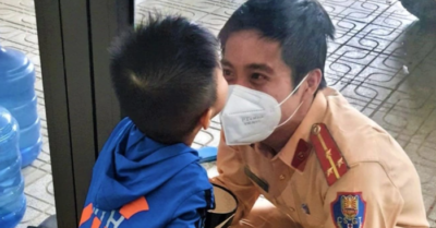 Cậu bé thơm bố qua cửa kính khiến người xem rơi lệ