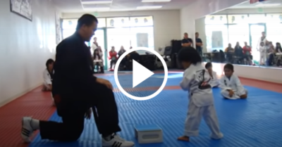 Video: Bé 3 tuổi đập bể tấm bảng và nhận chiếc đai đầu tiên trong lớp học võ Taewondo