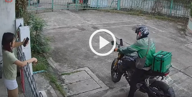 Video: Cô gái ngã chổng kềnh vì mải mê xem điện thoại