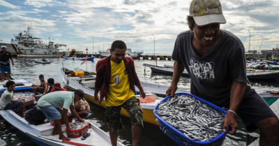 Thế giới 13/12: Indonesia tuyển ngư dân báo cáo tình hình trên biển; Anh nâng mức báo động về Covid