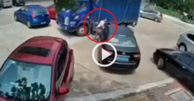 Video: Nam tài xế nhấc đầu ô tô vì không thể rời ‘chuồng’