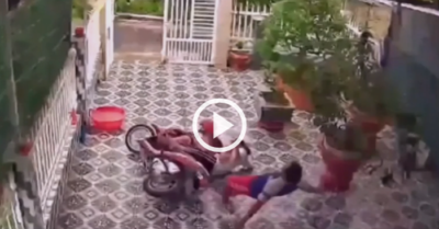 Video: Cả nhà ngã lăn khi xe máy tự quay đầu do nền nhà quá trơn