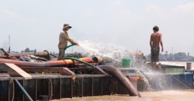 Cát tặc lái ghe lao thẳng vào đội tuần tra, 7 người rơi xuống sông
