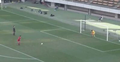 Video: Cầu thủ lấy đà 5m rồi chạy như rùa bò khi sút penalty và kết cục không tưởng