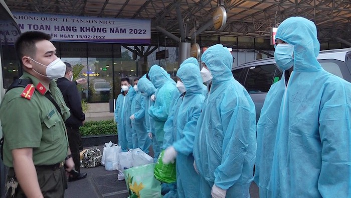 Công an TP.HCM ngày 20/1/2022 trục xuất 12 người nhập cảnh trái phép vào Việt Nam từ biên giới phía bắc (ảnh: Công an TP.HCM).