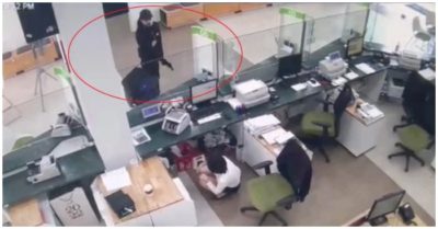 Video: Nam thanh niên nổ súng cướp tiền tỷ của ngân hàng rồi tẩu thoát