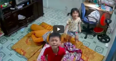 CLIP: Bố mẹ đi vắng, 2 cháu nhỏ bị cướp vào nhà dọa nạt lấy tài sản