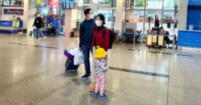 Trẻ dưới 12 tuổi đi máy bay phải xét nghiệm: Bác sĩ nói ‘phi lý’?