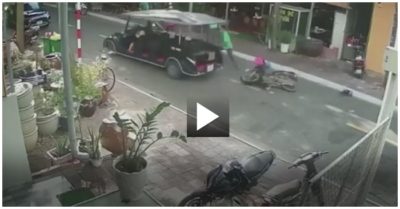 Video: Bố quên chìa khoá trên xe, bé gái cầm lái tông 2 người trọng thương