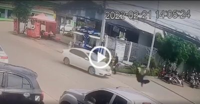 Video: Dây cáp vắt ngang đường thòng trúng cổ nam thanh niên đi xe máy