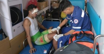 Gần về đến đích, hàng loạt tay đua vướng vào nhau té ngã, nhiều người bị thương
