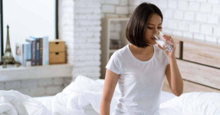 8 lợi ích của việc uống nước khi bụng đói đối với sức khỏe con người