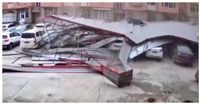 Video: Gió cuốn cả mảng mái nhà làm bằng tôn ‘khổng lồ’ đập xuống hàng loạt ôtô