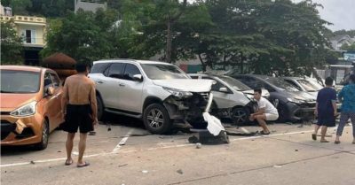 Hàng loạt ôtô đậu bên đường bị xe bán tải đâm hỏng